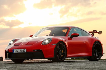 El renovado Porsche 911 GT3 luce tomas de aire en el capot y un nuevo alerón denominado "cuello de cisne"