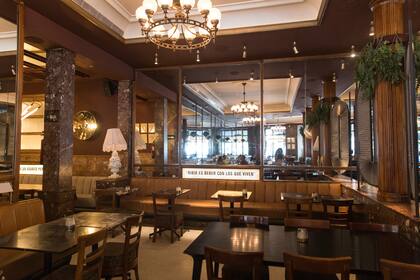 El renovado salón del Café Comercial no pierde su encanto de antaño.