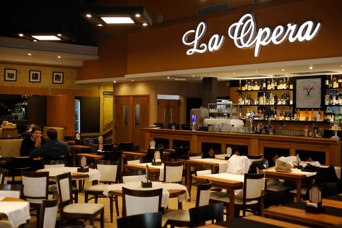 El renovado salón recupera al roble como elemento central de su decoración