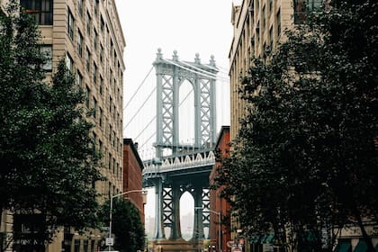 El Rent Freeze Program de la Ciudad de Nueva York es un mecanismo legal que permite a inquilinos calificados "congelar" su renta al monto actual, protegiéndolos contra futuros aumentos en edificios regulados