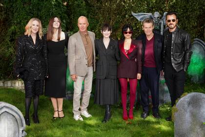 El reparto de la cinta "Beetlejuice Beetlejuice" posa para las cámaras el viernes 30 de agosto de 2024, en Londres. (Foto de Scott A Garfitt/Invision/AP)
