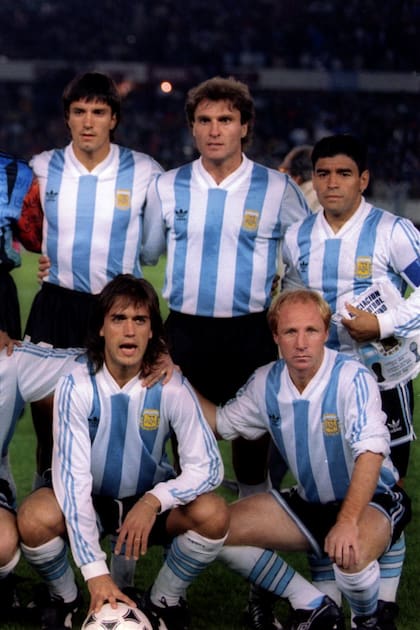 El repechaje del 17 de noviembre de 1993, en el Monumental. Argentina formó con Vázquez, Redondo, Goycochea, Chamot, Ruggeri, Maradona (de pie); Perico Pérez, Simeone, Balbo, Batistuta y Mac Allister (agachados)