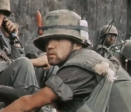 El repelente, atado al casco del soldado, durante la guerra de Vietnam