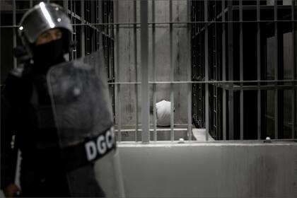 El reportaje que mostraba cómo viven los migrantes detenidos en el Cecot fue retirado abruptamente de la programación el mismo domingo