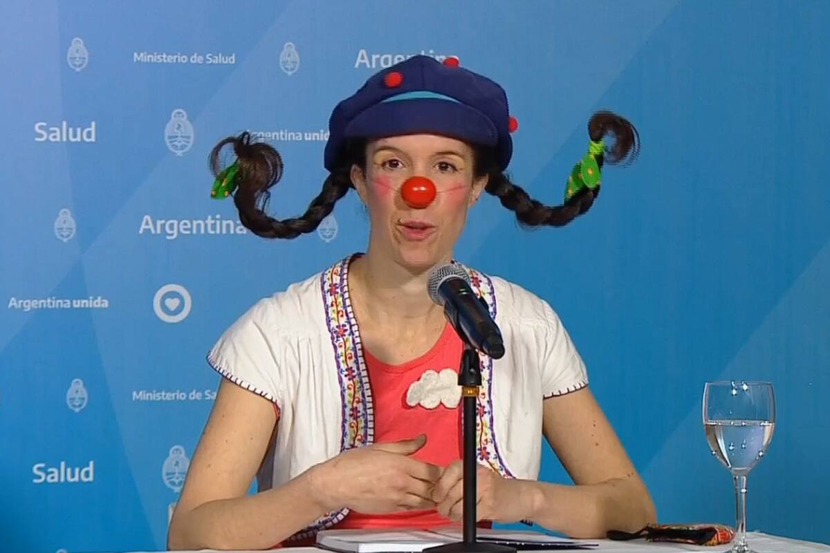 El reporte matutino del Ministerio de Salud contó con una clown debido al festejo del Día del Niño