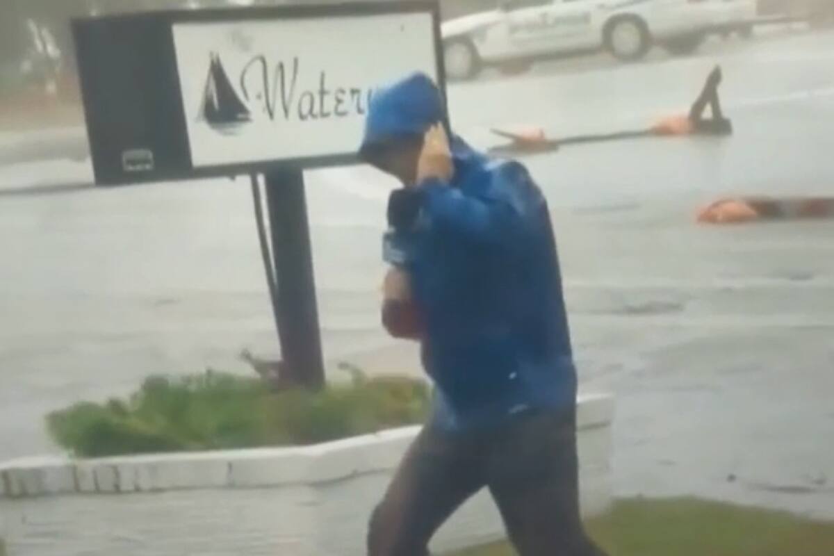 El reportero de The Weather Channel parece luchar contra un viento demoledor