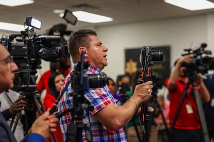 El reportero hispano denunció su situación en el centro de detención del ICE