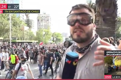 El reportero recibió un impacto de bala de goma en su brazo derecho en plena transmisión en vivo