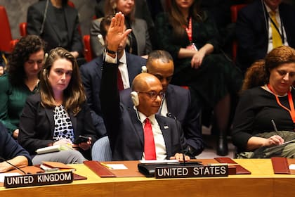 El Representante Alterno de Estados Unidos para Asuntos Políticos Especiales ante las Naciones Unidas Robert A. Wood vota en contra de exigir el cese del fuego en Gaza (Photo by Charly TRIBALLEAU / AFP)
