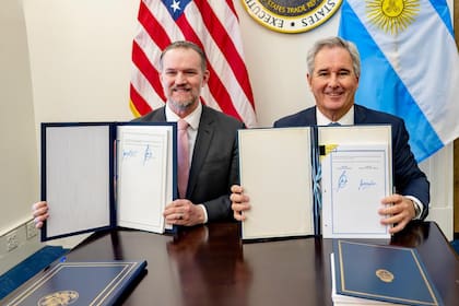 El representante comercial de EE.UU., Jamieson Greer, y el canciller Pablo Quirno, tras firmar el acuerdo comercial y de inversiones entre Estados Unidos y la Argentina, en Washington.