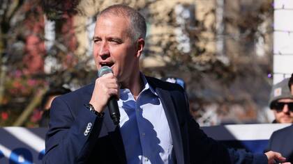 El representante de Nueva York, Sean Patrick Maloney, habla durante un mitin en Nyack el 29 de octubre de 2022