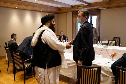 El representante especial de Gran Bretaña para Afganistán Nigel Casey saluda al enviado del Talibán Amir Khan Muttaqi en Oslo, Noruega, el 24 de enero de 2022.  (Stian Lysberg Solum/NTB vía AP)
