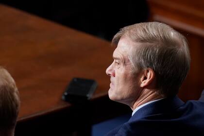 El representante Jim Jordan escucha durante una votación en el recinto de la Cámara de Representantes, en el Capitolio, Washington, el viernes 20 de octubre de 2023. (AP Foto/Alex Brandon)