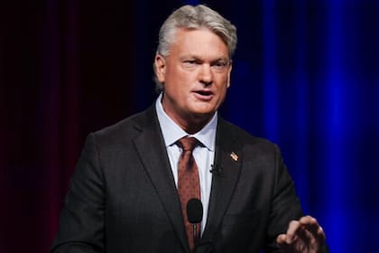 El representante Mike Collins, republicano por Georgia, señaló que “poner fin a la lotería de visas es de sentido común” (Brynn Anderson/AP)
