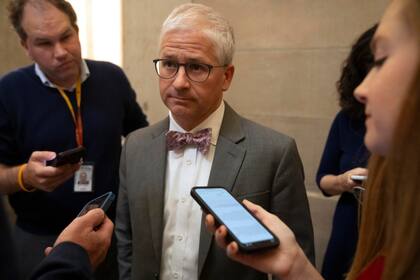 El representante republicano Patrick McHenry habla con la prensa horas antes de que el representante Kevin McCarthy, también republicano, fuera destituido como presidente de la Cámara de Representantes, el martes 3 de octubre de 2023, en el Capitolio en Washington. (AP Foto/Mark Schiefelbein)