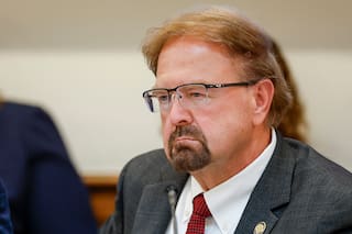 Recomiendan censurar a representante republicano Chuck Edwards por conducta hacia dos colaboradoras