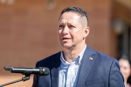 El representante republicano por Texas Tony Gonzales en conferencia de prensa sobre seguridad escola