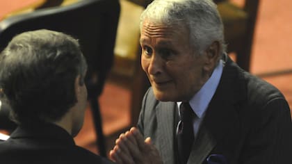 El represor Miguel Etchecolatz sufrió un ACV en la cárcel y fue trasladado al hospital municipal