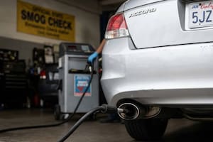 Registro del auto en California: el requisito de smog del DMV que puede frenar la renovación aunque ya pagaste