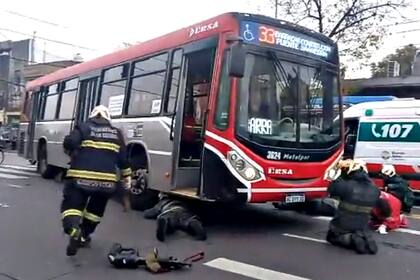 El rescate de la mujer que fue atropellada por un colectivo