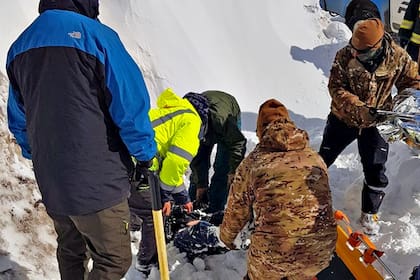 El rescate de los cuerpos en la nieve