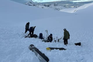 Tres montañistas vieron un guante que se movía: era una pareja sepultada por una avalancha