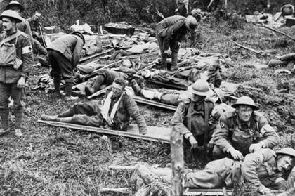 El rescate y atención de los heridos en el terreno era una tarea muy difícil para los equipos médicos.