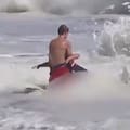 El impactante video de un adolescente que arriesgó su vida para salvar a un niño en el mar y conmovió a Trump