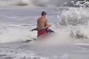 El impactante video de un adolescente que arriesgó su vida para salvar a un niño en el mar y conmovió a Trump