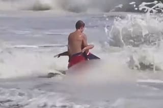 El impactante video de un adolescente que arriesgó su vida para salvar a un niño en el mar y conmovió a Trump