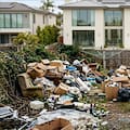 Vive entre dos mansiones y su casa vale US$1,3 millones, pero sus vecinos denuncian plagas y basura