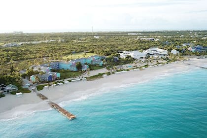 El resort desde el cielo, con sus construcciones en el medio de la naturaleza