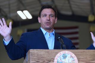 Vacunación. De villano a héroe: el gobernador de Florida capitaliza su estrategia