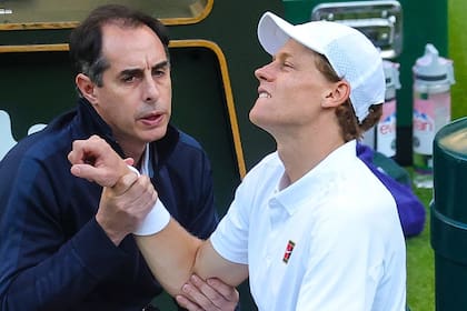 El respetado fisioterapeuta argentino Alejandro Resnicoff, nuevo integrante del equipo de Jannik Sinner; en la imagen, asistiéndolo en una edición de Wimbledon