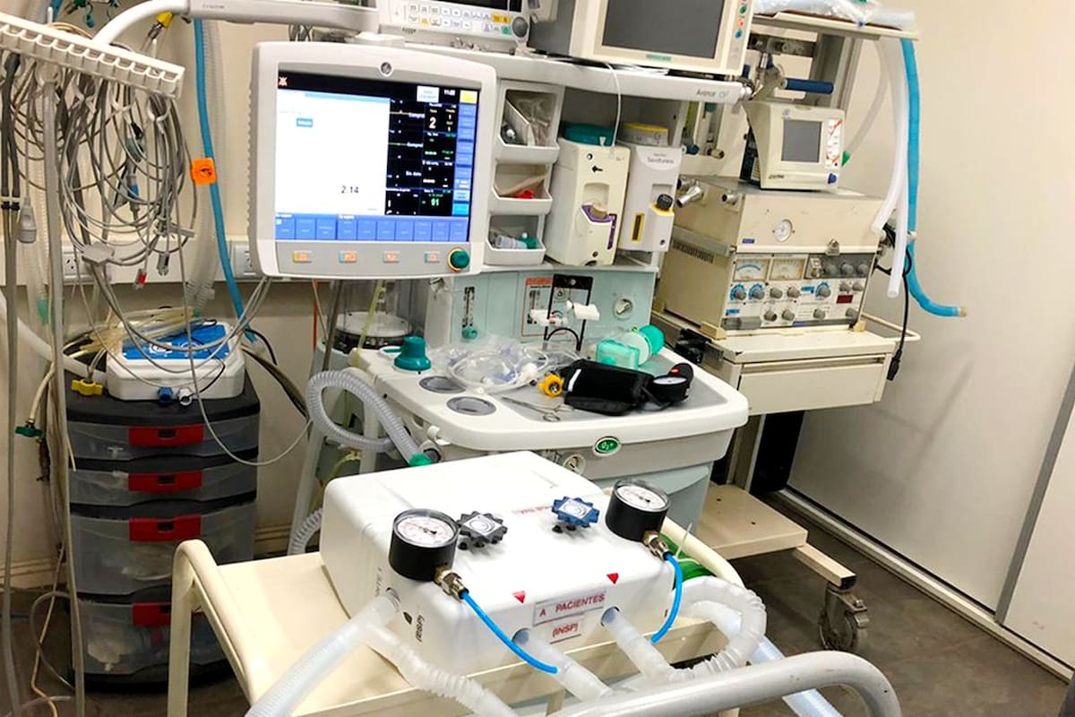 El respirador funciona como si estuviera entregando aire a solo un paciente, cuando en realidad son dos. El sistema solo permite que el respirador sea usado en uno de los modos disponibles, el de respiración controlada