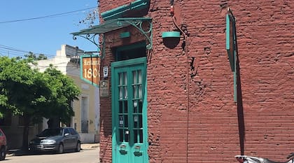 El restaurante 1800, icónica casa en la esquina de Rivadavia y Almirante Brown
