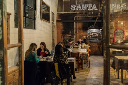El restaurante a puertas cerradas Santa Inés funciona en el local de una antigua panadería del barrio