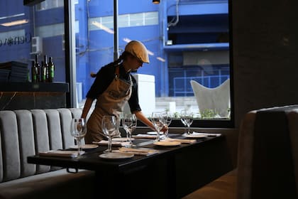 El restaurante abrió hace menos de un año y es necesario reservar para conseguir mesa, en especial los días de partido.