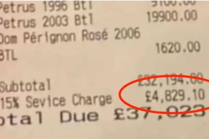 El restaurante cobró como servicio de mesa un 15 por ciento de todo el menú, algo que irritó particularmente a los usuarios de redes cuando vieron el detalle del ticket