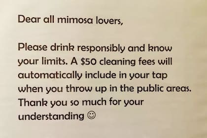El restaurante colocó un cartel de advertencia