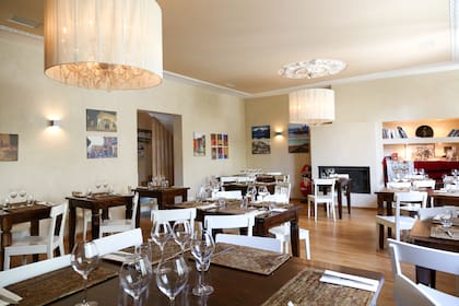 El restaurante cuenta con tres pisos: 20 sillas en la planta baja, 48 en el primer piso y 15 en el último nivel