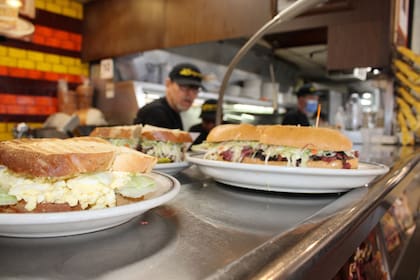 El restaurante de Los Ángeles es famoso por sus sándwiches de pastrami