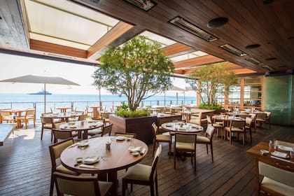 El restaurante de Nobu, abierto y junto al mar.