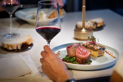 El restaurante del hotel resalta los sabores locales con maridajes de las mejores bodegas de la región.