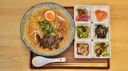 El restaurante del Pasaje Echeverría se hizo famoso por su ventanita, donde el ramen se agota cada fin de semana