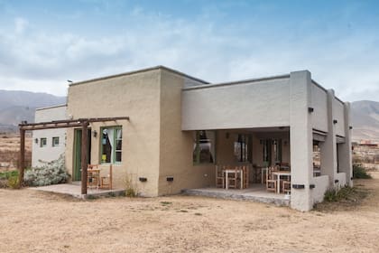 El restaurante escuela, sencilla y cálida construcción en frente al Dique La Angostura.