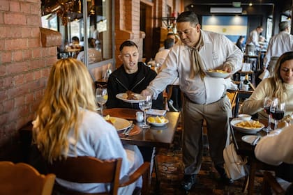 El restaurante está dividido en varios salones, con su terraza sobre el canal, como embajador de una estética gauchesca