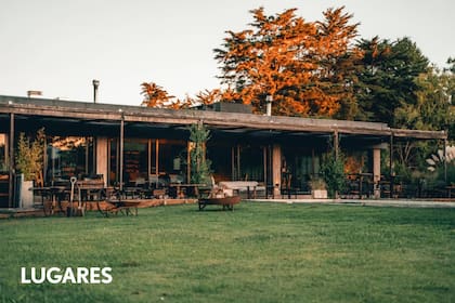 El restaurante está en las afueras de la ciudad e incluye una huerta