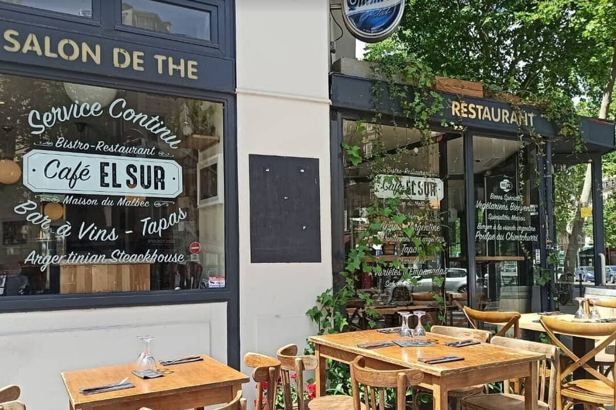 El restaurante está ubicado en el Barrio Latino de París, cerca de la Sorbona, Notre-Dame y el Panteón