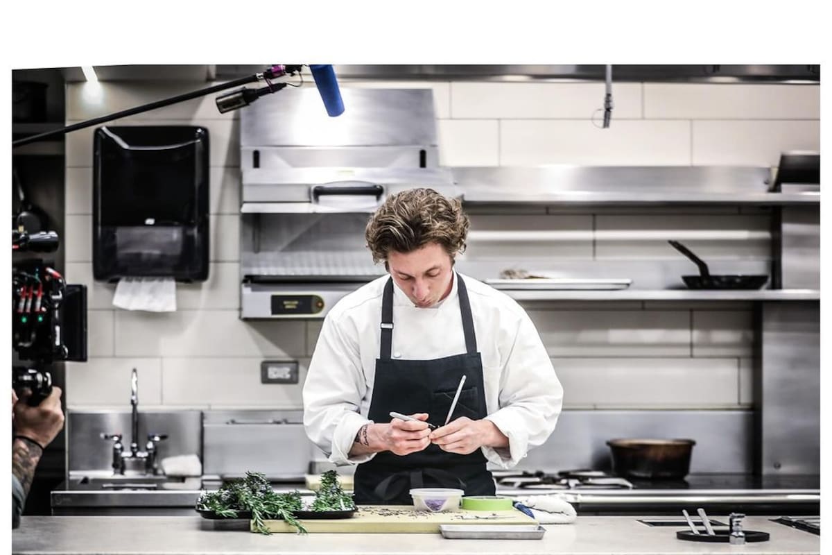 El restaurante Ever se convierte en un punto clave tanto en la segunda como en la tercera temporada de la aclamada serie; en la imagen se observa al chef Carmy Berzatto en acción